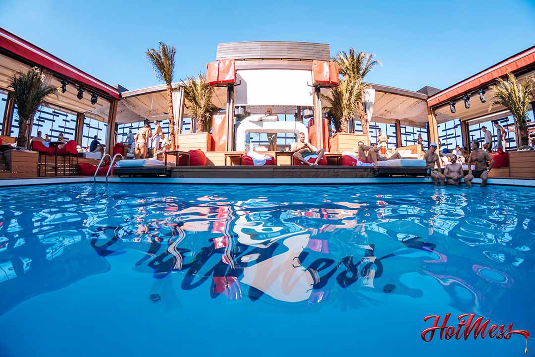 Vreli letnji dani na splavu Hot Mess