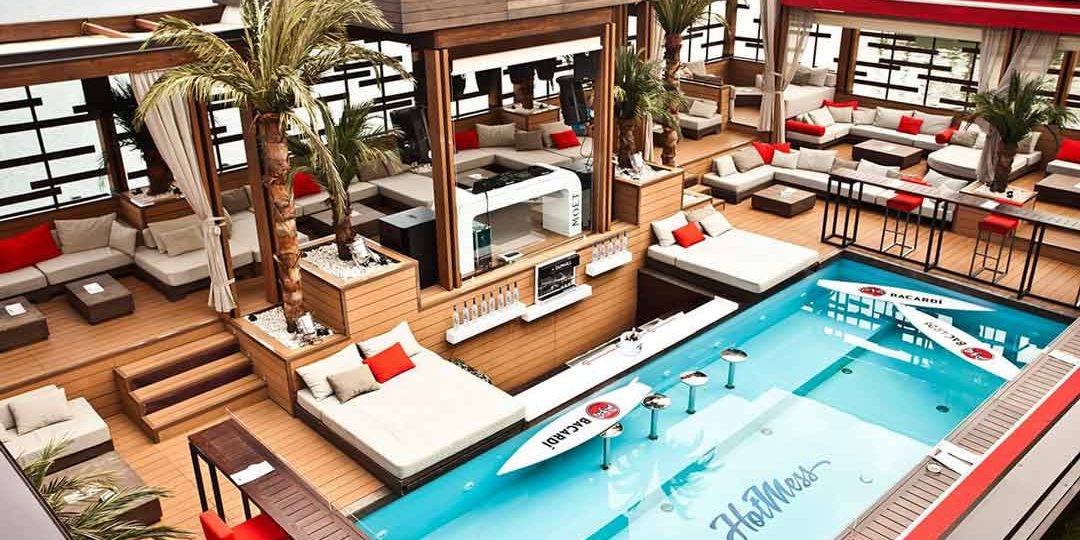 Vreli letnji dani na splavu Hot Mess