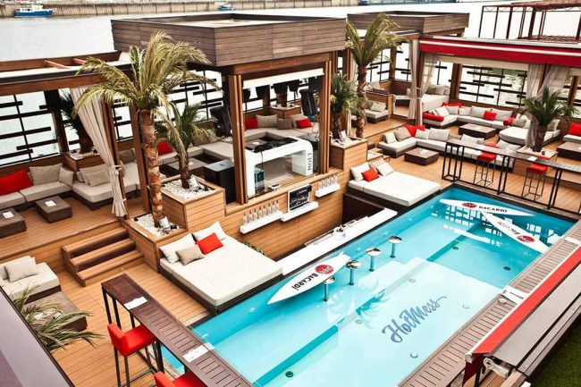 Vreli letnji dani na splavu Hot Mess