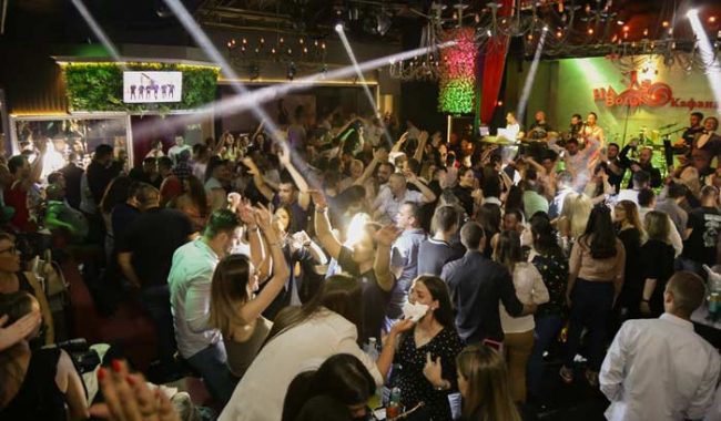 Splav Na vodi kafana i nezaboravan letnji provod