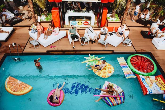 Uzivajte na bazenu na splavu Hot mess