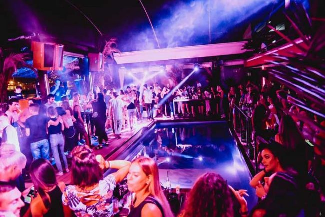 Uzivajte na bazenu na splavu Hot mess