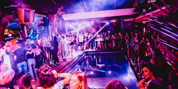 Uzivajte na bazenu na splavu Hot mess